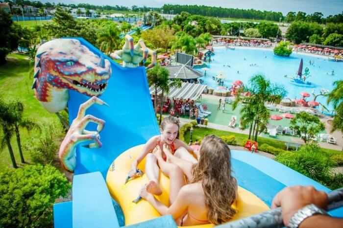 Pessoas no toboágua no Marina Park aquático